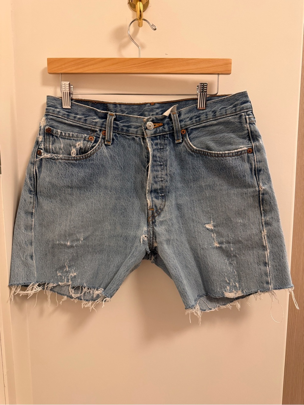 Perfectly distressed Levi’s 501 Shorts cut offs waist 30 Y2K coastal cowgirl - Picture 2 of 8